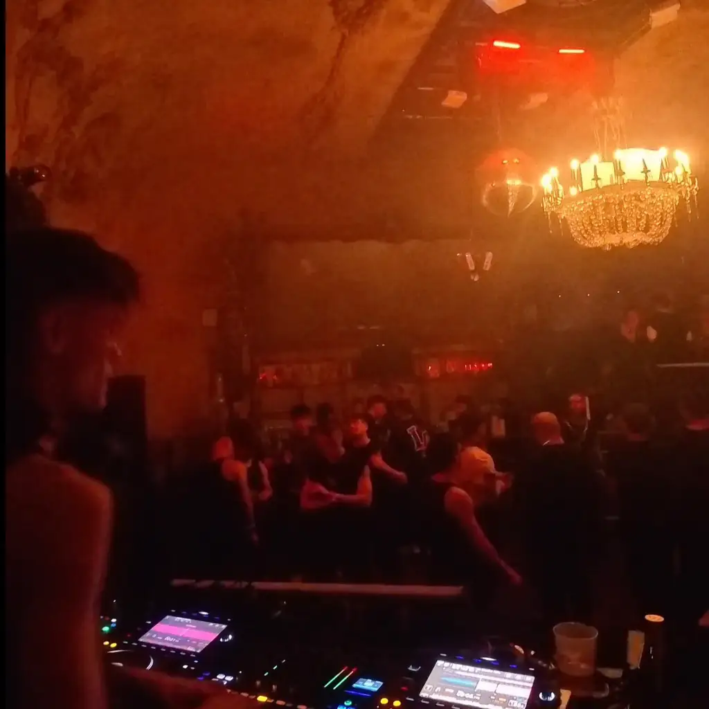 Tanzende Crowd beim queeren Rave Bluebeats Hamburg – Prinzenbar