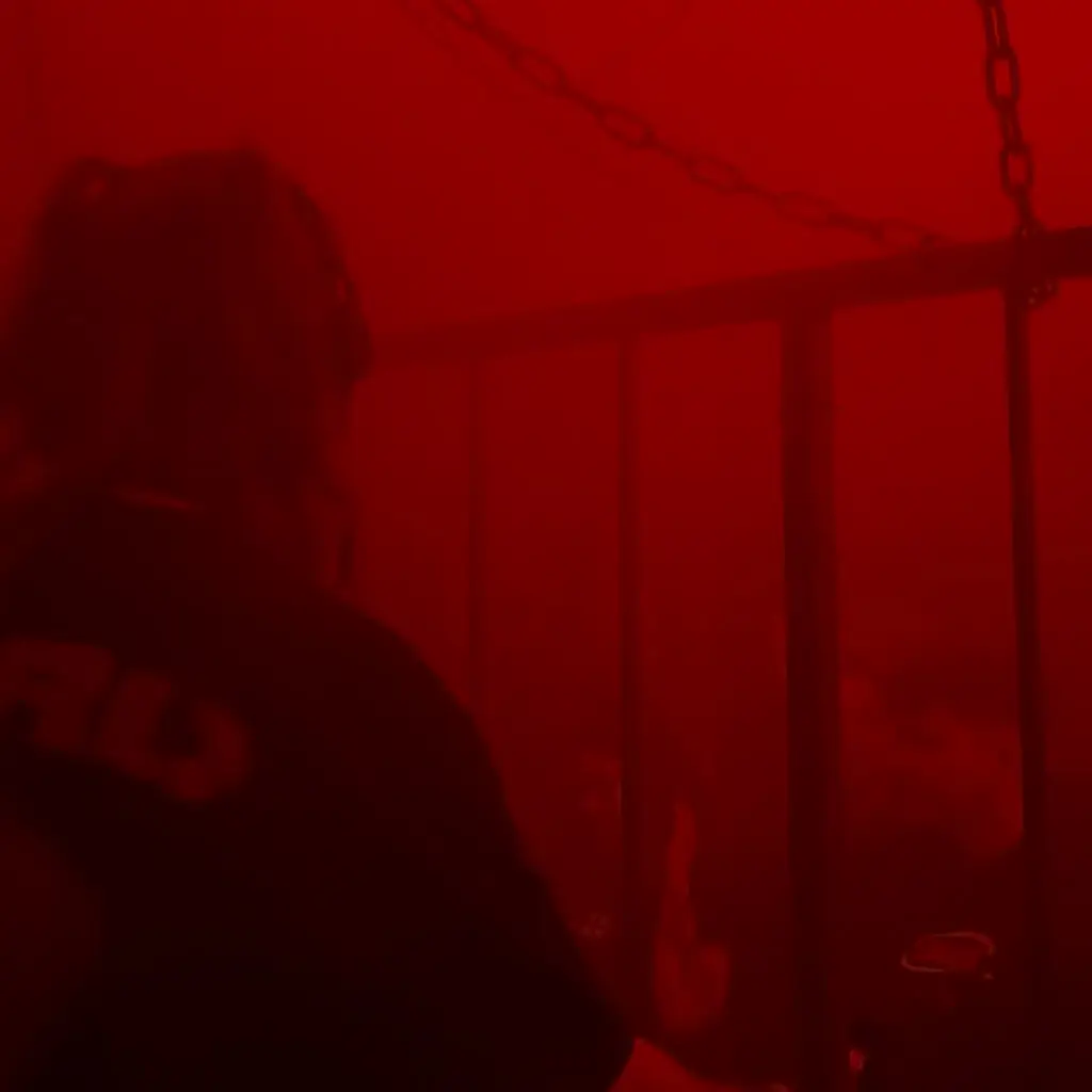 Feiernde Person im Stroboskoplicht beim Bluebeats Queer Rave Hamburg